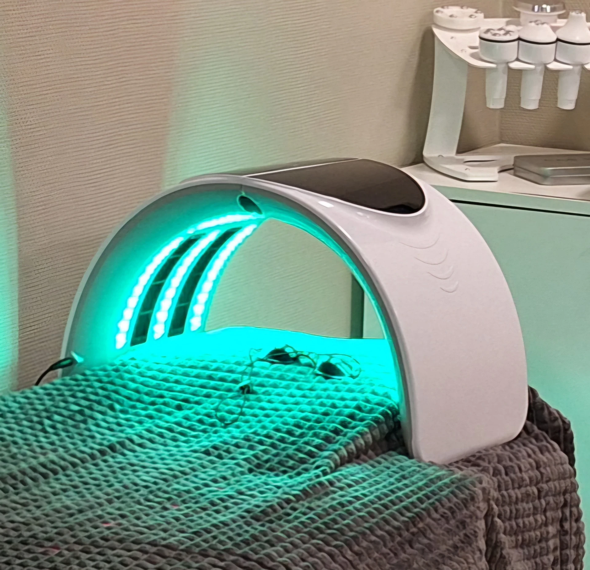 LED-ljusbåge som lyser över en behandlingsbädd