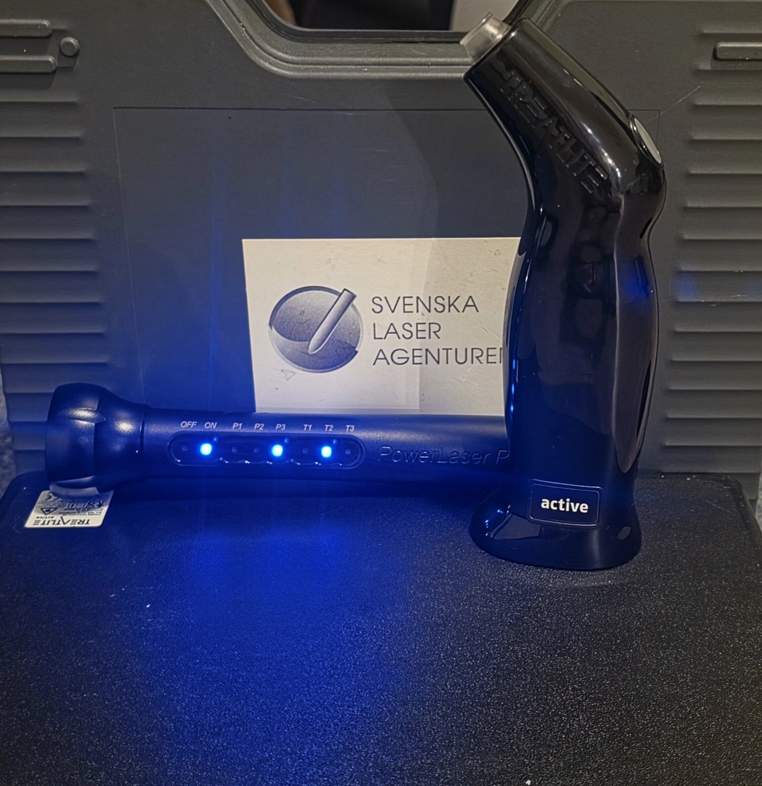 Medicinsk laserutrustning i sin förvaringsväska
